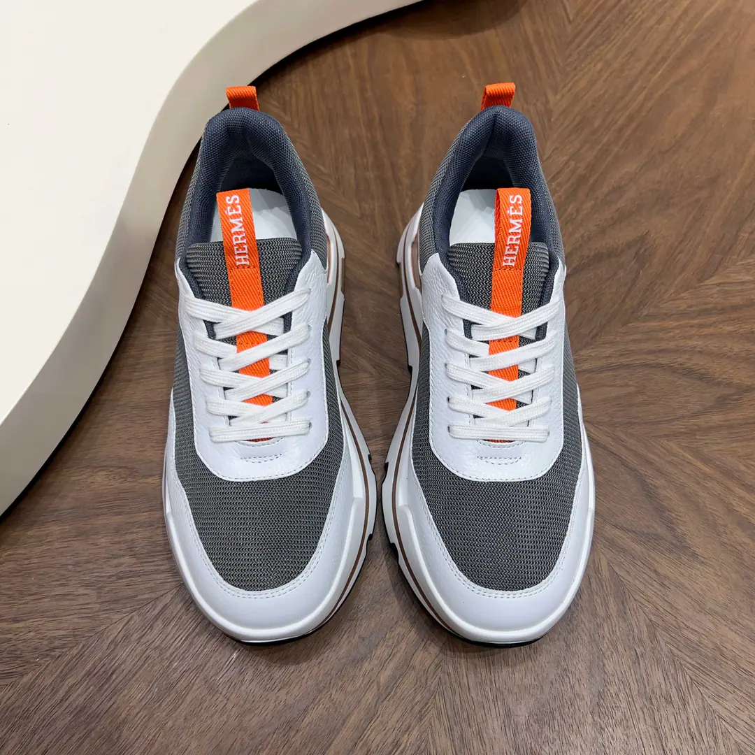 Hermes A thick-deck man's sneakers. Skins of cattle and sneakers., It's symbolic.HDetails. The modern shape of contrast design that creates a sense of motion. Imported cattle skin+In the cow's skin.+Over-reflection light base Size:39-44(38.45Custom）