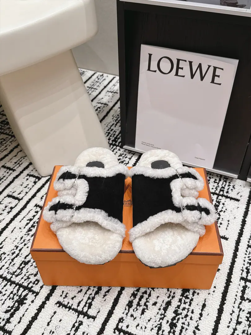 Requisition level Hermes 26/Autumn and winter money. Flat wool slippers. It's a great look. A superstar, red grass. Autumn and winter are necessary. I'm comfortable with the high sense of excellence. Shoe.: Counter-featur. Uchi.:Import the wool. Otsumi!:TpuSlip and grind the bottom. Size: 35-41 (40, 41I'll make sure I don't change it.)