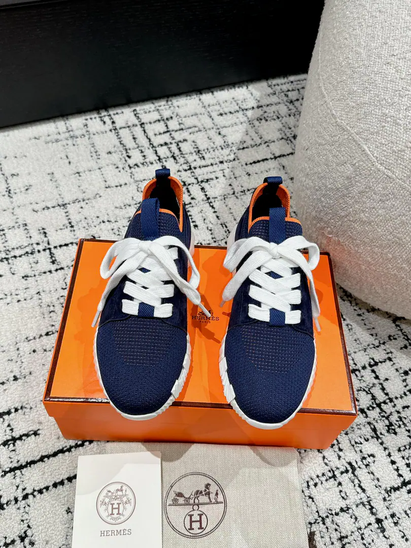 ¥Men+10 #Top Version Couple money. Hermes I'm in love with you, Max. 24/ fe new arrival~ Autumn and winter money. Bouncing Couples.👫Sports Leisure shoes. The most comfortable shoes in love with horses., No, I don't.1⃣️, It's a nice, light foot., You don't get tired of shopping.👍 Bullskins.+Wire Nice touch., She's beautiful and she's got a lot of clothes., It's light and comfortable. It's so light. Sports and leisure are the two things. Step on it.💩That's great.！ ✔️Fabulous.:Imported cattle skin+Wire ✔️Uchi.:The imported inlet was for silk and sheep. ✔️Otsumi!:AdoptionIP+TPU(Multi-colour Letters)German technology exposure machine seamlessly combined ✔️Size:#35-46(Women40.41Men45.46Do it.) 🎁Top class. Synchronize full packaging