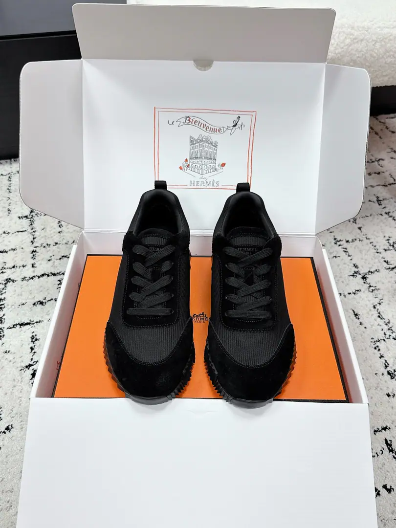 Aircraft box+20 #Requisition of couples Hermes I'm in love with you, Max. 26/ Bouncing Couples. Sports Leisure shoes. Original procurement development Original version one to one. Good stuff is not afraid of late.💗 ❤️Welcome to the comparison of quality material details.🆚 The most comfortable shoes in love with horses., No, I don't.1⃣️, It's a nice, light foot., You don't get tired of shopping.👍Bullskins.+Wire Nice touch., She's beautiful and she's got a lot of clothes., It's light and comfortable. It's so light. Sports and leisure are the two things. Step on it.💩That's great.！ ✔️Fabulous.: Original customized imports of cattle skin/Cow-feat. ✔️Uchi.: The imported inlet was for silk and sheep. ✔️Otsumi!: AdoptionIP+TPU(Multi-colour Letters)German technology exposure machine seamlessly combined ✔️Size: #35-46(Women40.41Men45.46Do it.)