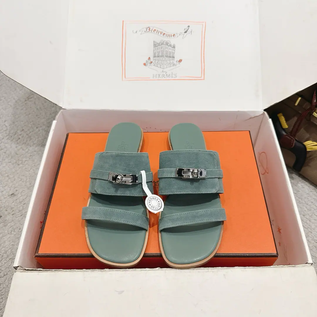 Get out of the factory. Hermes I'm in love with you, Max. Nina Shoes Series———————————Fashion is a lot more than a couple of days. It's super comfortable. Every detail is perfect. OriginalswiftCowskin./- Oh, Pete. Original1:1A sole shoe./Pure steelkellyThe hardware button./The original private model is a big one. ▪️SIZE: 35~41（40.41.42.Customize or not change）