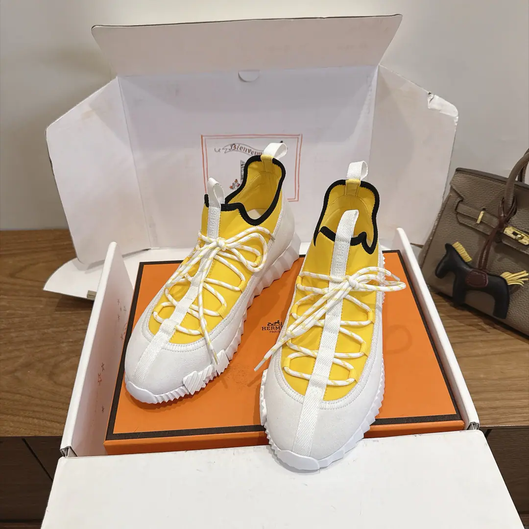herme…s ss26new arrival～ The cabinet is a big fan of the couple., HThe first shoe-shoes to be used in the distribution.！ It's a classic for the Equestrian. Every season has many colors. It's definitely one of the most worthy of purchase. There are gods of the man.!Don't miss it.！！ He's so light., It's so cozy. It's been a long time., It's not expensive. There's a little coil behind the back with the help with the shoes. Top class. 35-44, - It's a deal.45 46 Men➕20
