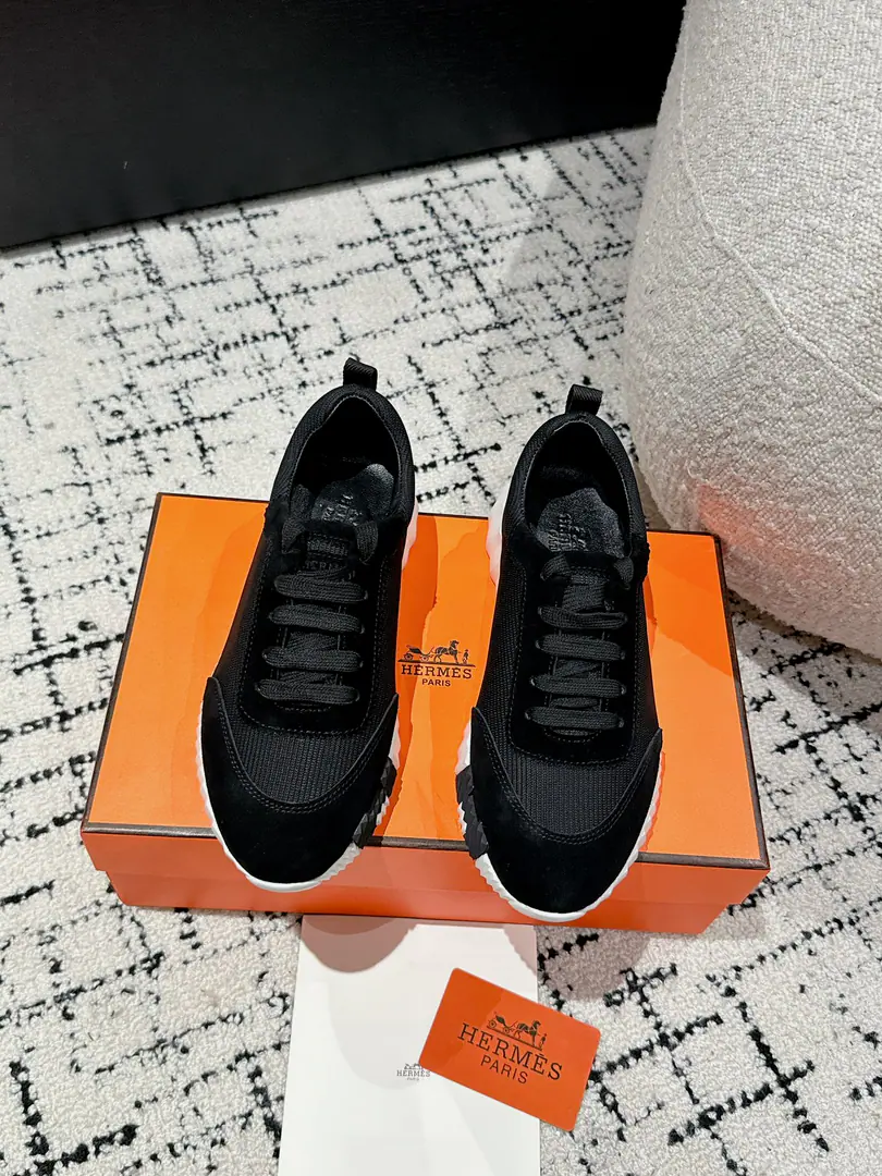 Layout Leather. #Top Version Couple money. Hermes I'm in love with you, Max. 24/ fe new arrival~ Autumn and winter money. Bouncing Couples.👫Sports Leisure shoes. The most comfortable shoes in love with horses., No, I don't.1⃣️, It's a nice, light foot., You don't get tired of shopping.👍 Bullskins.+Wire Nice touch., She's beautiful and she's got a lot of clothes., It's light and comfortable. It's so light. Sports and leisure are the two things. Step on it.💩That's great.！ ✔️Fabulous.:Imported cattle skin+Wire ✔️Uchi.:The imported inlet was for silk and sheep. ✔️Otsumi!:AdoptionIP+TPU(Multi-colour Letters)German technology exposure machine seamlessly combined ✔️Size:#35-46(Women40.41Men45.46Do it.) 🎁Top class. Synchronize full packaging
