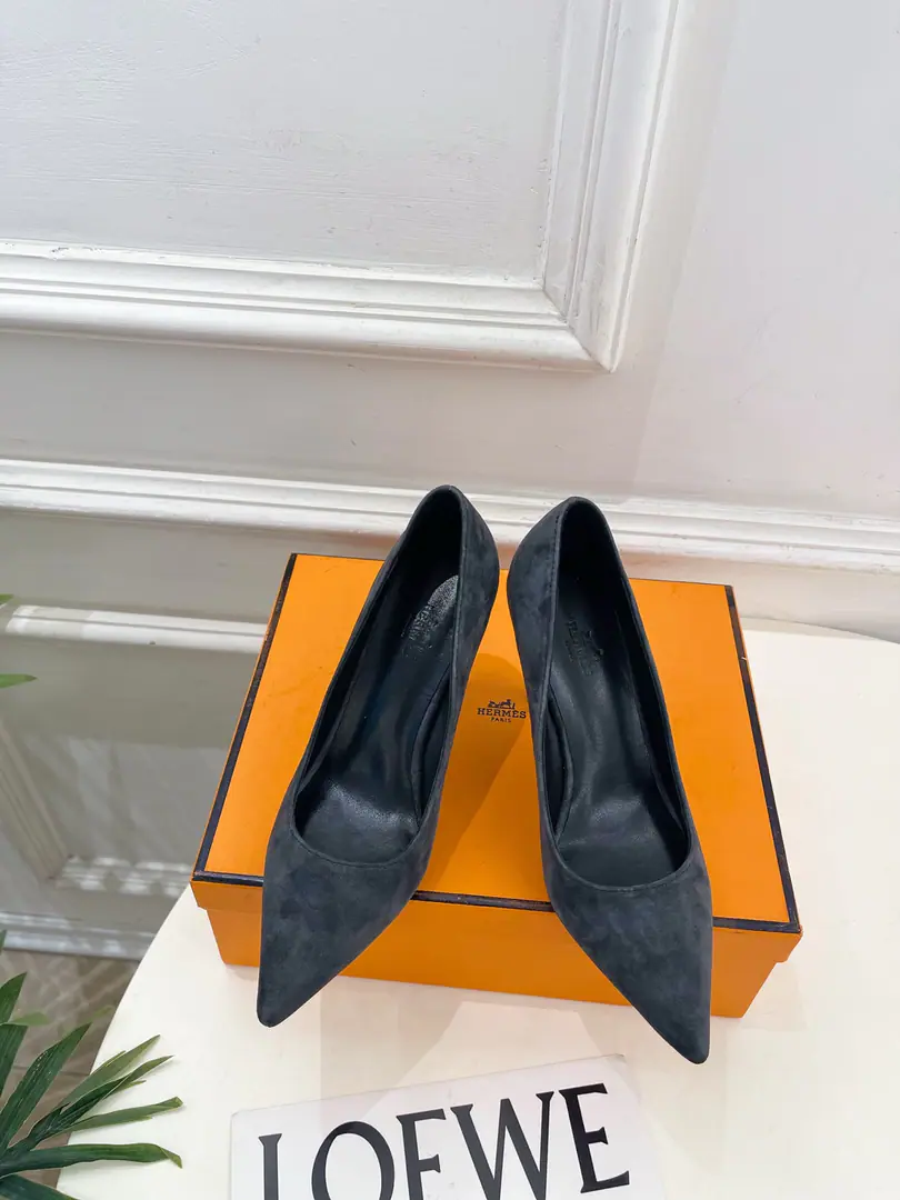 🐎𝐇𝐄𝐑𝐌𝐄* Irmath. 26𝐬𝐬 🌈2026Autumn and winter brand new. New money in the cabinet. MirageMetal chains and pointy heels. Series〰 ◽Shoe.: Original custom silk/The sheep. ◽️ Uchi.: Import mixed sheep skin ◽Otsumi!: The original Italian is a big one. ◽He's tall.: 9.5cm ◽Shoes.: 35-39（40.41I'll make sure I don't change it.） ◽Plant price ◽Numbering: 2608045