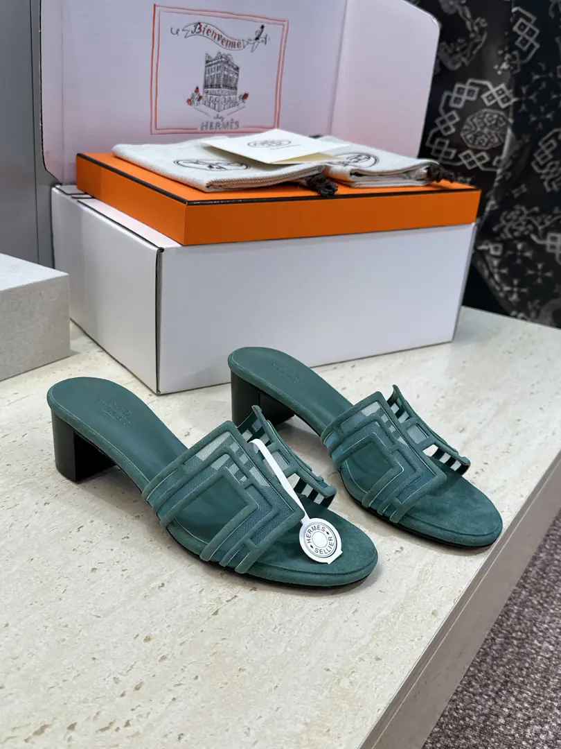Plant prices（Full plane box.） Scum. Requisition level I'm in love with you, Max. Hermes 2026Spring and summer. OranScrabble the skins of the women's slippers HHome LetterlogoHe's got a nice, big, tight-ass toe slipper. Material: Shoes are imported into sheep, skin.+In the skin of the watered cow.+Italy is a big-ass country. He's tall.:Floor /4.5CM Size: 34-43(34.40.41.42.43Custom without re-offer）