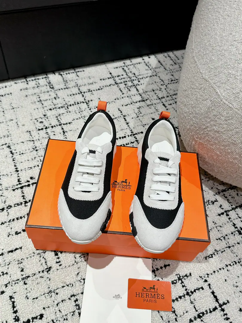 Layout Leather. #Top Version Couple money. Hermes I'm in love with you, Max. 24/ fe new arrival~ Autumn and winter money. Bouncing Couples.👫Sports Leisure shoes. The most comfortable shoes in love with horses., No, I don't.1⃣️, It's a nice, light foot., You don't get tired of shopping.👍 Bullskins.+Wire Nice touch., She's beautiful and she's got a lot of clothes., It's light and comfortable. It's so light. Sports and leisure are the two things. Step on it.💩That's great.！ ✔️Fabulous.:Imported cattle skin+Wire ✔️Uchi.:The imported inlet was for silk and sheep. ✔️Otsumi!:AdoptionIP+TPU(Multi-colour Letters)German technology exposure machine seamlessly combined ✔️Size:#35-46(Women40.41Men45.46Do it.) 🎁Top class. Synchronize full packaging