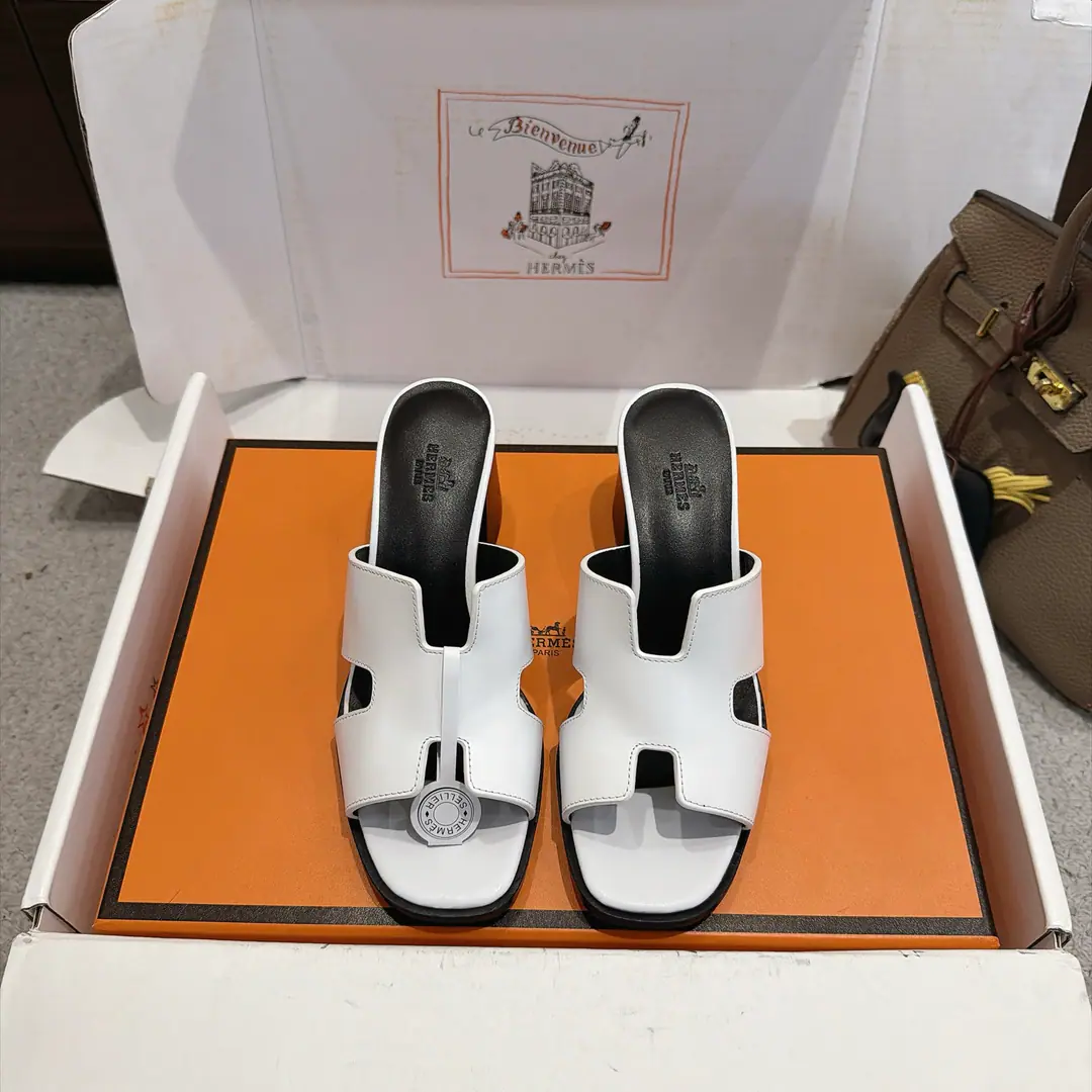 Get out of the factory. Hermes Helia 60Shoes Series ———————————Fashion is a lot more than a couple of days. It's super comfortable. Every detail is perfect. Original CustomiseNappaCowskin./I'm a sheep-skinner./Original private model heels. ▪️He's tall.: 6cm ▪️Otsumi!: The original is a very big one. ▪️SIZE: 35~41（40.41.Customize or not change）