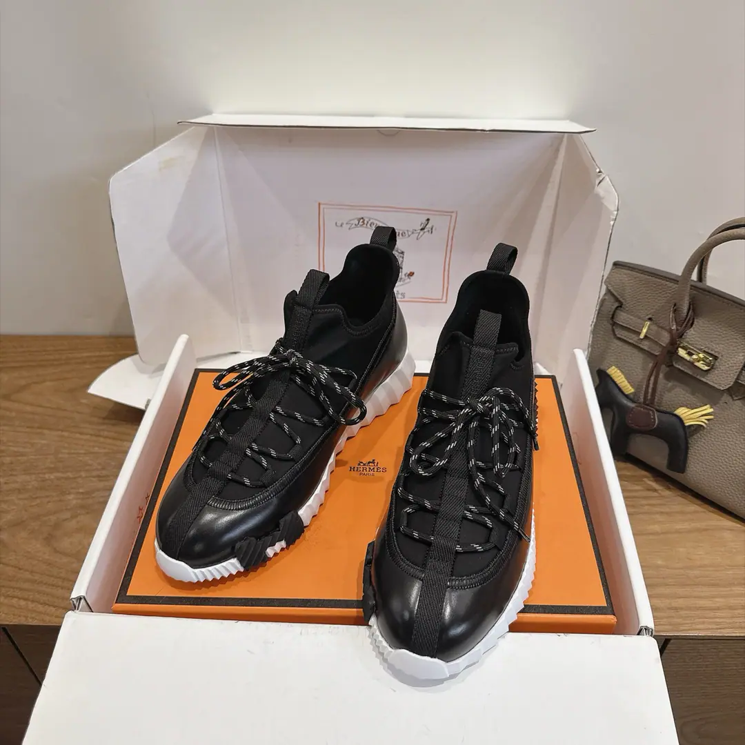 herme…s ss26new arrival～ The cabinet is a big fan of the couple., HThe first shoe-shoes to be used in the distribution.！ It's a classic for the Equestrian. Every season has many colors. It's definitely one of the most worthy of purchase. There are gods of the man.!Don't miss it.！！ He's so light., It's so cozy. It's been a long time., It's not expensive. There's a little coil behind the back with the help with the shoes. Top class. 35-44, - It's a deal.45 46 Men➕20
