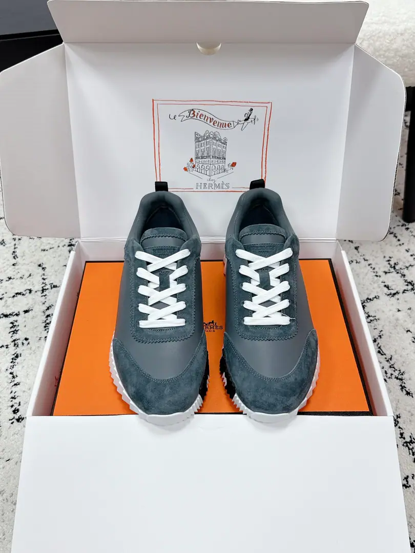 Aircraft box+20 #Requisition of couples Hermes I'm in love with you, Max. 26/ Bouncing Couples. Sports Leisure shoes. Original procurement development Original version one to one. Good stuff is not afraid of late.💗 ❤️Welcome to the comparison of quality material details.🆚 The most comfortable shoes in love with horses., No, I don't.1⃣️, It's a nice, light foot., You don't get tired of shopping.👍Bullskins.+Wire Nice touch., She's beautiful and she's got a lot of clothes., It's light and comfortable. It's so light. Sports and leisure are the two things. Step on it.💩That's great.！ ✔️Fabulous.: Original customized imports of cattle skin/Cow-feat. ✔️Uchi.: The imported inlet was for silk and sheep. ✔️Otsumi!: AdoptionIP+TPU(Multi-colour Letters)German technology exposure machine seamlessly combined ✔️Size: #35-46(Women40.41Men45.46Do it.)