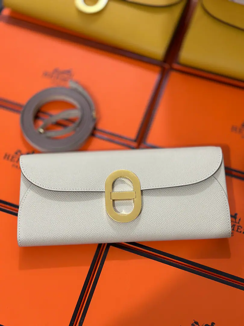 New paragraphD Ancre to go, It's called the pig's nose.to go EpsomPee., Gold button. Milkshake. The honey wax sew. The design has been consistent with the previous pig nose buttons., It's enough to use a slashed shoulder belt on the basis of a handbag.. Or not with the shoulder belt., 🉑️Take the bag with you., Dinner bag.