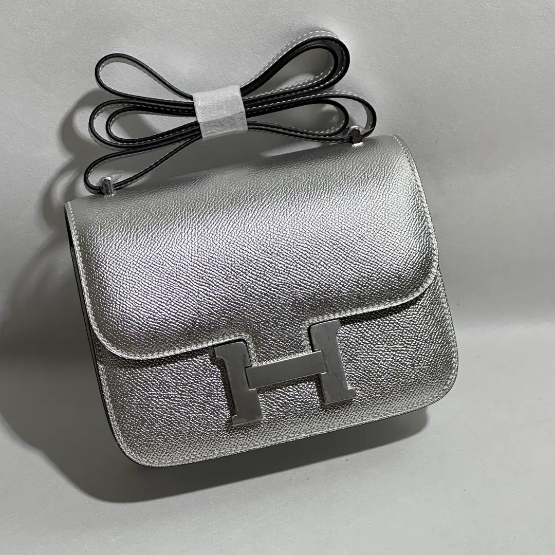 Constance 19#Olympic silver Silver button. FranceHaasOriginal plantEpsomPee.🐂 The inside sheep.🐑All hand-made stitches🪡 All steel hardware. Current
