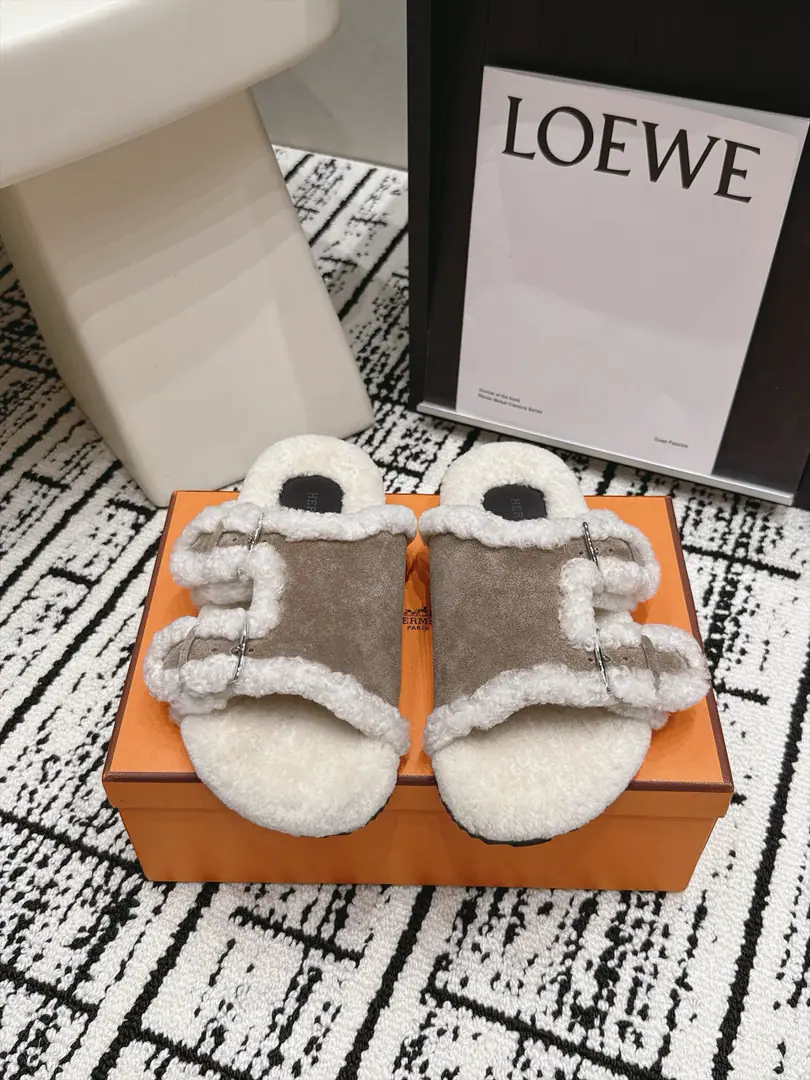 Requisition level Hermes 26/Autumn and winter money. Flat wool slippers. It's a great look. A superstar, red grass. Autumn and winter are necessary. I'm comfortable with the high sense of excellence. Shoe.: Counter-featur. Uchi.:Import the wool. Otsumi!:TpuSlip and grind the bottom. Size: 35-41 (40, 41I'll make sure I don't change it.)