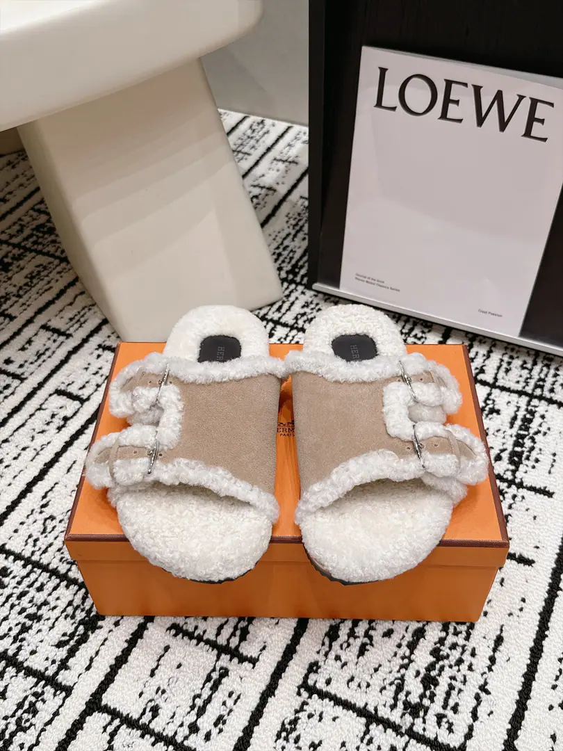 Requisition level Hermes 26/Autumn and winter money. Flat wool slippers. It's a great look. A superstar, red grass. Autumn and winter are necessary. I'm comfortable with the high sense of excellence. Shoe.: Counter-featur. Uchi.:Import the wool. Otsumi!:TpuSlip and grind the bottom. Size: 35-41 (40, 41I'll make sure I don't change it.)