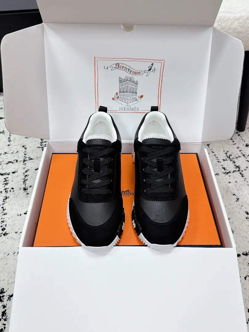 Aircraft box+20 #Requisition of couples Hermes I'm in love with you, Max. 26/ Bouncing Couples. Sports Leisure shoes. Original procurement development Original version one to one. Good stuff is not afraid of late.💗 ❤️Welcome to the comparison of quality material details.🆚 The most comfortable shoes in love with horses., No, I don't.1⃣️, It's a nice, light foot., You don't get tired of shopping.👍Bullskins.+Wire Nice touch., She's beautiful and she's got a lot of clothes., It's light and comfortable. It's so light. Sports and leisure are the two things. Step on it.💩That's great.！ ✔️Fabulous.: Original customized imports of cattle skin/Cow-feat. ✔️Uchi.: The imported inlet was for silk and sheep. ✔️Otsumi!: AdoptionIP+TPU(Multi-colour Letters)German technology exposure machine seamlessly combined ✔️Size: #35-46(Women40.41Men45.46Do it.)