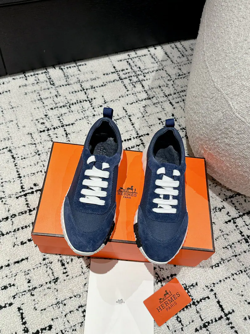 Layout Leather. #Top Version Couple money. Hermes I'm in love with you, Max. 24/ fe new arrival~ Autumn and winter money. Bouncing Couples.👫Sports Leisure shoes. The most comfortable shoes in love with horses., No, I don't.1⃣️, It's a nice, light foot., You don't get tired of shopping.👍 Bullskins.+Wire Nice touch., She's beautiful and she's got a lot of clothes., It's light and comfortable. It's so light. Sports and leisure are the two things. Step on it.💩That's great.！ ✔️Fabulous.:Imported cattle skin+Wire ✔️Uchi.:The imported inlet was for silk and sheep. ✔️Otsumi!:AdoptionIP+TPU(Multi-colour Letters)German technology exposure machine seamlessly combined ✔️Size:#35-46(Women40.41Men45.46Do it.) 🎁Top class. Synchronize full packaging