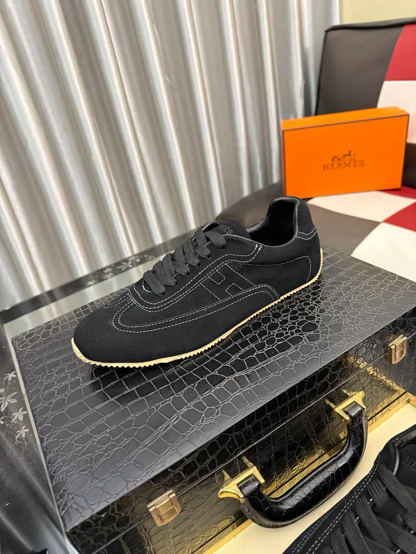 Get out of the factory.⌚️⌚️HERME*A high-end man with a fashion and sports shoe., The craft., Customize imported flying productions, Tiles designed to have a clear line-line sense, The mats inside the cow's skin., Light rubber, large base.. Luxury style, Retro cozy roundheads., I'm not bored with the face., Jane's atmosphere., The upper foot is comfortable and the flu is cold.: 38- ️⃣Colour Optional
