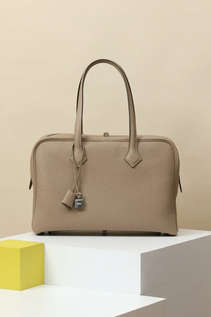 🇨🇳Model: VR35 Colours: 81Splatter ash. Dimensions: Long35.5x Deep22.5xKuan17cm TCBig Bull's skin is a bag of old times' handbags. The zipper can be pulled to both sides. - You can carry it with your hand or shoulder. Made in France Metals.: - Pump.