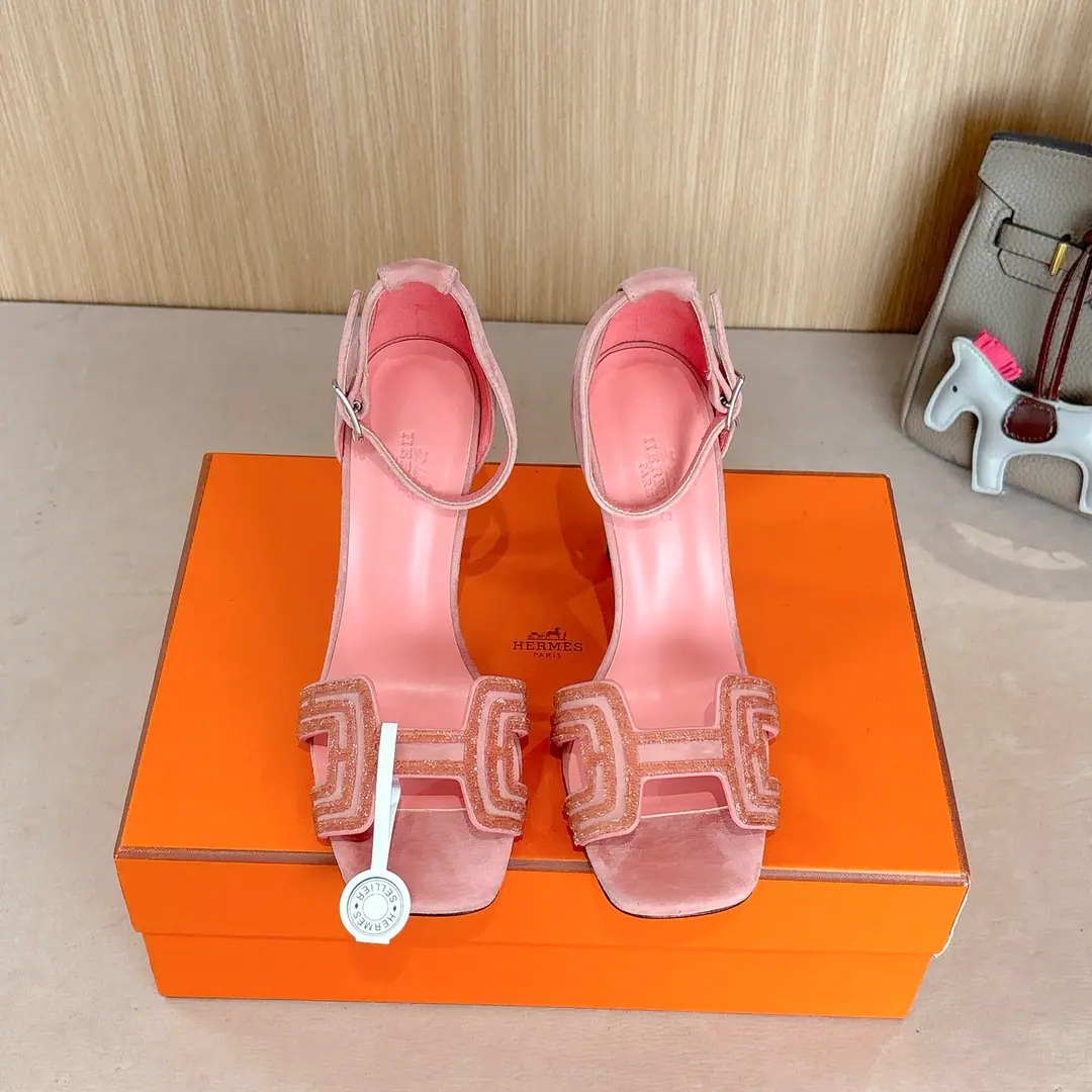 【10.5cmGroup Chart】Get out of the factory. Hermes I'm in love with you, Max. Joy High heels.———————————Fashion is a lot more than a couple of days. MatchHShoeheads. It's super comfortable. Every detail is perfect. Cotted with color-teletoned, pure shoe buttons Design is simple and fluid. ♪ Make fashion so soft ♪ Original calf skin original1:1A sole-model shoe heel./The original is really a big one. ▪️He's tall.:10.5cm 7cm 4cm Three and three. ▪️SIZE: 34-43（34.40.41.42.43Customize or not change）