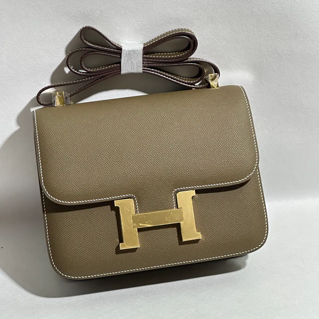 Constance 24#Elephant ash. Gold button. FranceHaasOriginal plantEpsomPee.🐂 The inside sheep.🐑Hand-sew waxes are all hand-made.🪡 All steel hardware. Current