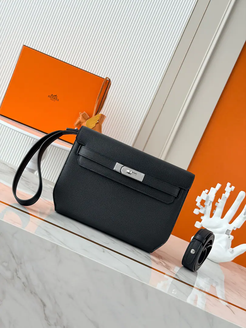 Current in stock ✅ Kelly Depeches 25cm EpsomPee. Black Silver button. MostinMan's handbag. Depeches25 This leather is really a prodigal., With a shoulder belt and a second to go under the armpit., The fashion is coming out of the air., This bag is very...HFamily origin, KellyThat's what you're trying to do., You must come in too.！🤩 It's a great match.✨You can be a man of arms., Or a slant., And I can still be a handbag., You're not moving with a bag?😘