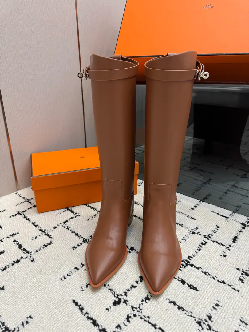 Hemers🧡I'll get what I'm seeing. kellyMetal button boots./Boots Series Autumn and winter money. HERMESThe price of the old boots and boots is close.2WThe high price of the boot is naturally unique in its process and quality, and all the leather is custom-made for import., The inside materials are also custom-made cattle skin.,, You'll have to make provisions for everything in a good fit., And the style is always worn in the boots of knights who never wear out of fashion. Shoe.: Original cow skin Uchi.: Importing cattle and skins Otsumi!: That's a little skin. Codes: 35–39（40.41.42No, no, no, no, no.)