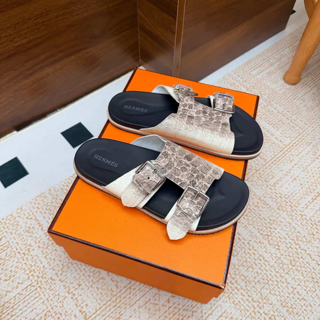 New paragraph 2026The early spring new money. 🧡Hermès/I'm the latest in Armath. Beach slippers. Double button. Shoes. Real leather. The design of the ancients. A strong foreign scene. It's a great fashion., You're so good at all the things on your feet. A simple, simple style that matches a sense of excellence would be great. A hundred-colour lines are hard to love.！ The fabric uses the imported snake-striped cow skin. It's all sheep's skin. Otsumi!: Original Base Size: 35-39 （40/41/42Custom）