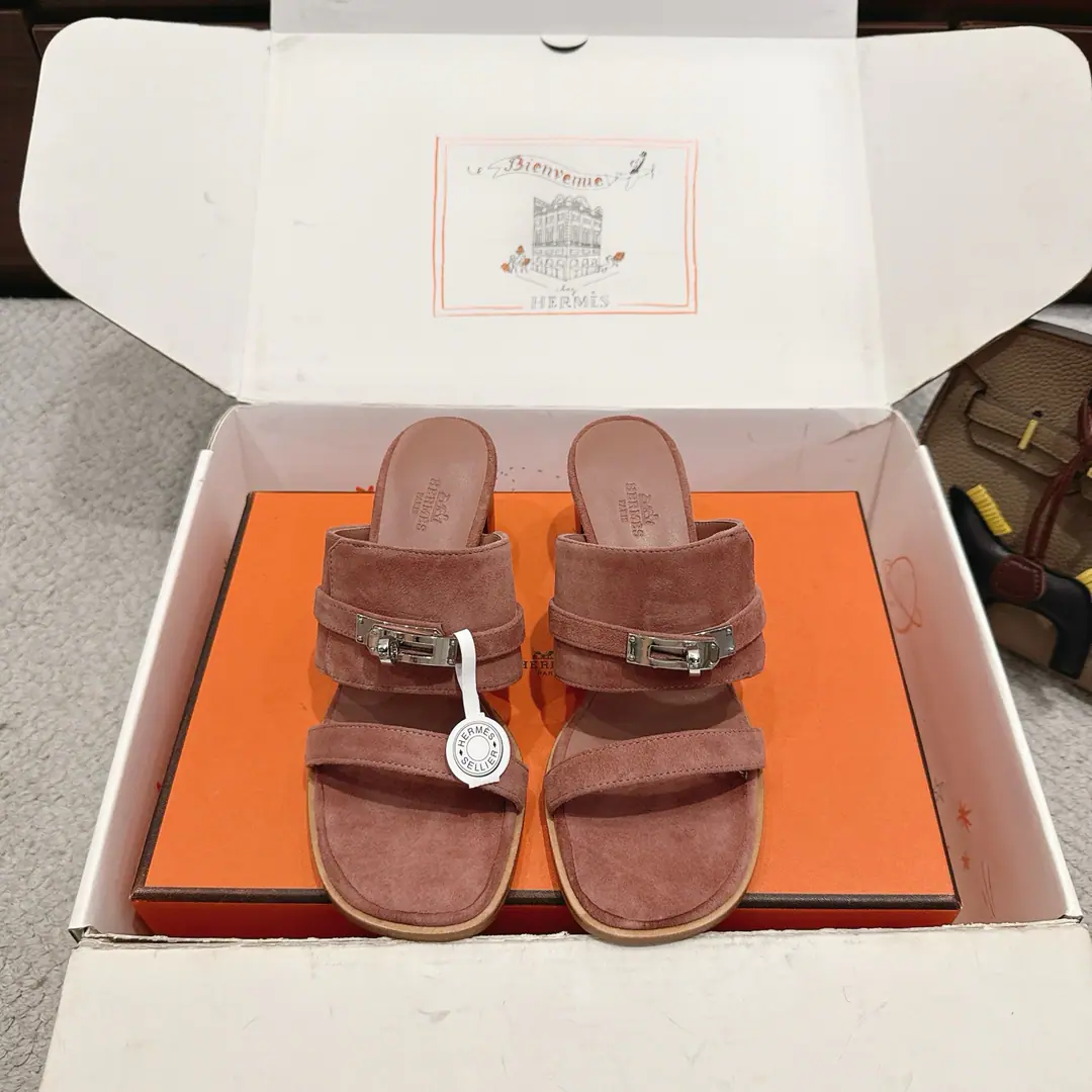 Get out of the factory. Hermes I'm in love with you, Max. Ninon 50Shoes Series———————————Fashion is a lot more than a couple of days. It's super comfortable. Every detail is perfect. OriginalswiftCowskin./- Oh, Pete. Original1:1A sole shoe./Pure steelkellyThe hardware button./The original private model is a big one. ▪️He's tall.: 5cm ▪️SIZE: 35~41（40.41.42.Customize or not change）