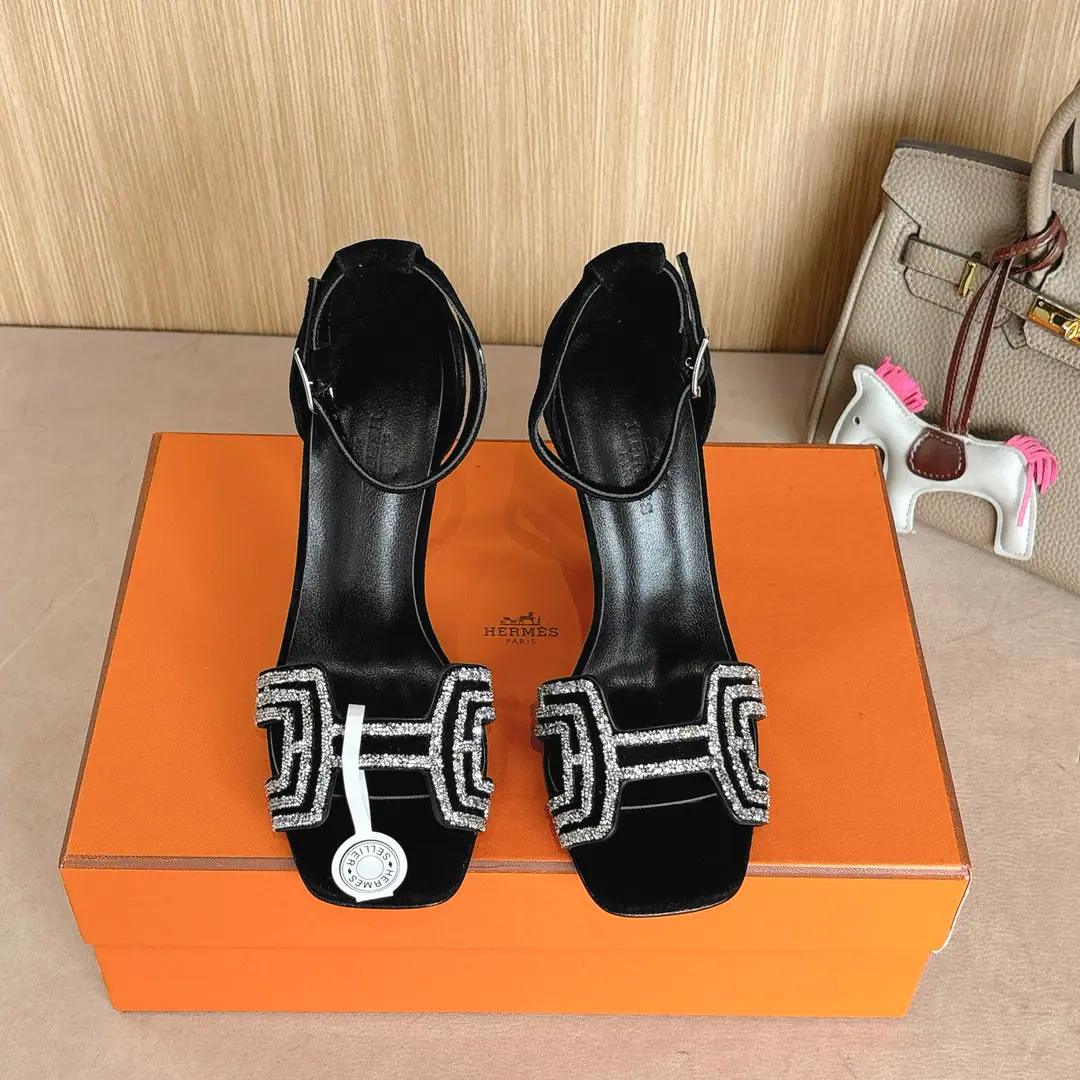 【10.5cmGroup Chart】Get out of the factory. Hermes I'm in love with you, Max. Joy High heels.———————————Fashion is a lot more than a couple of days. MatchHShoeheads. It's super comfortable. Every detail is perfect. Cotted with color-teletoned, pure shoe buttons Design is simple and fluid. ♪ Make fashion so soft ♪ Original calf skin original1:1A sole-model shoe heel./The original is really a big one. ▪️He's tall.:10.5cm 7cm 4cm Three and three. ▪️SIZE: 34-43（34.40.41.42.43Customize or not change）
