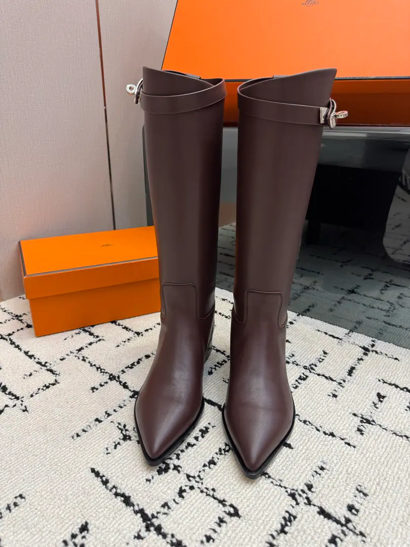 Hemers🧡I'll get what I'm seeing. kellyMetal button boots./Boots Series Autumn and winter money. HERMESThe price of the old boots and boots is close.2WThe high price of the boot is naturally unique in its process and quality, and all the leather is custom-made for import., The inside materials are also custom-made cattle skin.,, You'll have to make provisions for everything in a good fit., And the style is always worn in the boots of knights who never wear out of fashion. Shoe.: Original cow skin Uchi.: Importing cattle and skins Otsumi!: That's a little skin. Codes: 35–39（40.41.42No, no, no, no, no.)