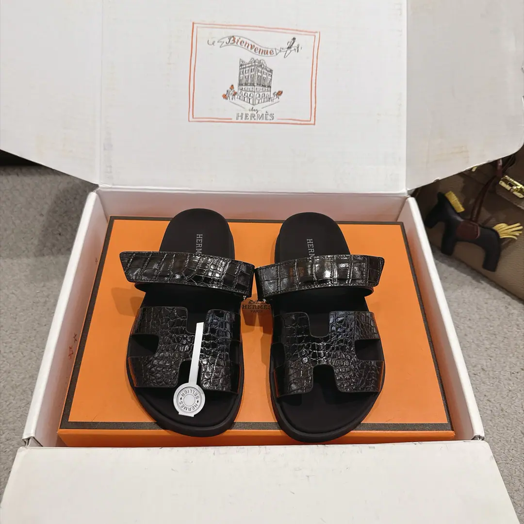 『 New Colour 』🆕The big crocodile tattoos. Men➕Hermes ChypreShoes. Uncle's slippers. ♪ Fresh and fresh ♪ ～The fashion is so refreshing. Not much to explain., I know everything I've bought. ✅TPUSlipboard Base ✅Women:35-39 （40.41.42I'll make sure I don't change it.）Men40~44（45.46Customize or not change） ✅With double bags..Card.Certificate.