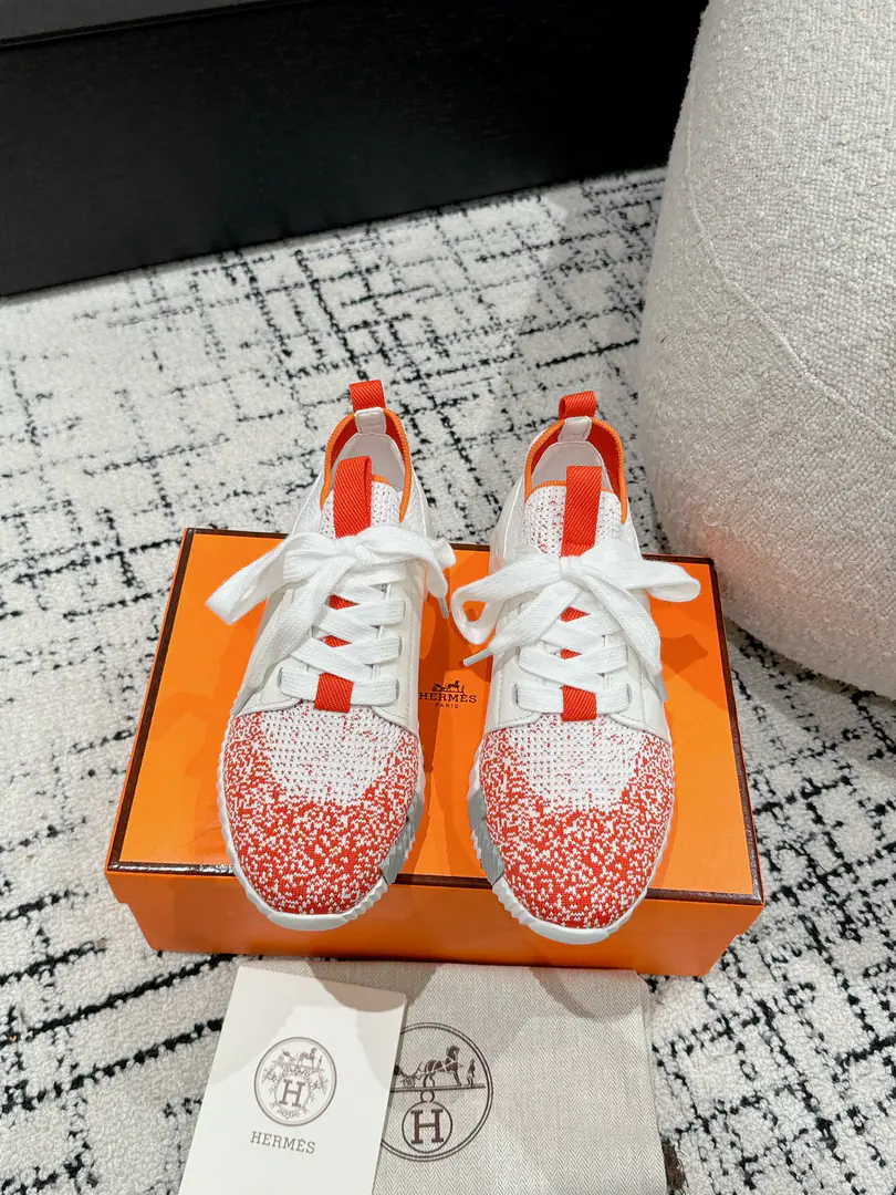 ¥Men+10 #Top Version Couple money. Hermes I'm in love with you, Max. 24/ fe new arrival~ Autumn and winter money. Bouncing Couples.👫Sports Leisure shoes. The most comfortable shoes in love with horses., No, I don't.1⃣️, It's a nice, light foot., You don't get tired of shopping.👍 Bullskins.+Wire Nice touch., She's beautiful and she's got a lot of clothes., It's light and comfortable. It's so light. Sports and leisure are the two things. Step on it.💩That's great.！ ✔️Fabulous.:Imported cattle skin+Wire ✔️Uchi.:The imported inlet was for silk and sheep. ✔️Otsumi!:AdoptionIP+TPU(Multi-colour Letters)German technology exposure machine seamlessly combined ✔️Size:#35-46(Women40.41Men45.46Do it.) 🎁Top class. Synchronize full packaging