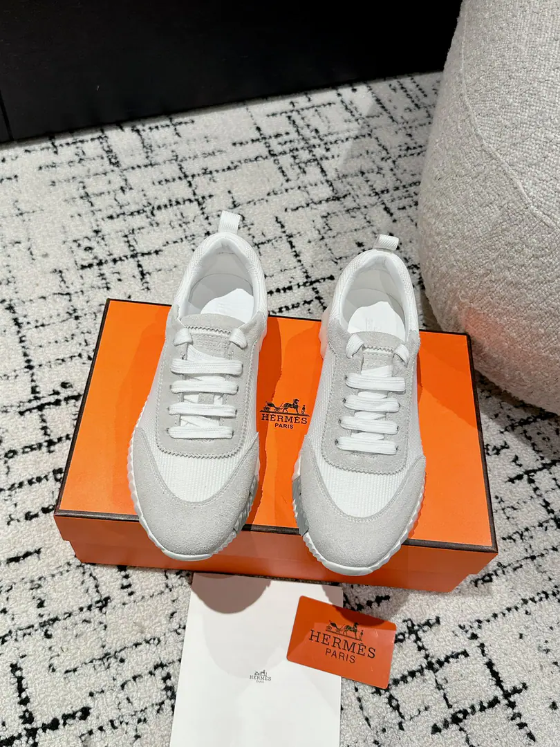 Layout Leather. #Top Version Couple money. Hermes I'm in love with you, Max. 24/ fe new arrival~ Autumn and winter money. Bouncing Couples.👫Sports Leisure shoes. The most comfortable shoes in love with horses., No, I don't.1⃣️, It's a nice, light foot., You don't get tired of shopping.👍 Bullskins.+Wire Nice touch., She's beautiful and she's got a lot of clothes., It's light and comfortable. It's so light. Sports and leisure are the two things. Step on it.💩That's great.！ ✔️Fabulous.:Imported cattle skin+Wire ✔️Uchi.:The imported inlet was for silk and sheep. ✔️Otsumi!:AdoptionIP+TPU(Multi-colour Letters)German technology exposure machine seamlessly combined ✔️Size:#35-46(Women40.41Men45.46Do it.) 🎁Top class. Synchronize full packaging