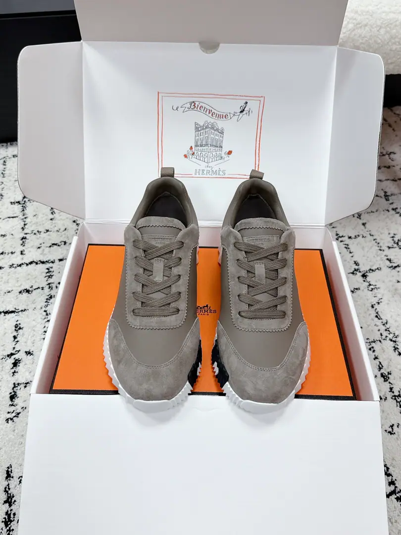Aircraft box+20 #Requisition of couples Hermes I'm in love with you, Max. 26/ Bouncing Couples. Sports Leisure shoes. Original procurement development Original version one to one. Good stuff is not afraid of late.💗 ❤️Welcome to the comparison of quality material details.🆚 The most comfortable shoes in love with horses., No, I don't.1⃣️, It's a nice, light foot., You don't get tired of shopping.👍Bullskins.+Wire Nice touch., She's beautiful and she's got a lot of clothes., It's light and comfortable. It's so light. Sports and leisure are the two things. Step on it.💩That's great.！ ✔️Fabulous.: Original customized imports of cattle skin/Cow-feat. ✔️Uchi.: The imported inlet was for silk and sheep. ✔️Otsumi!: AdoptionIP+TPU(Multi-colour Letters)German technology exposure machine seamlessly combined ✔️Size: #35-46(Women40.41Men45.46Do it.)