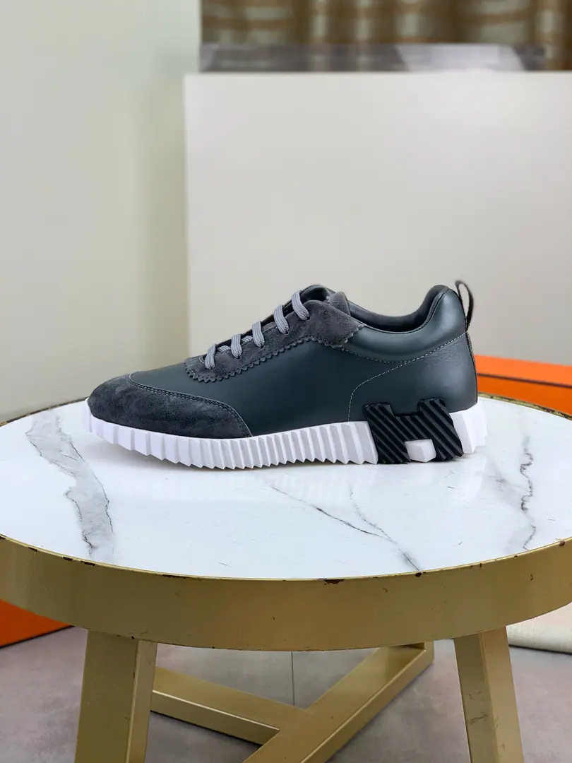 Plant prices Top Version Original List HermesA man of love. Drift Sneaker New recreational shoes. Original procurement development Make the goods. HThe classics of men at home. Technology with air noodles and cow skin. Leisure sports shoes The leisurely sport of old dad's shoes combined with high technology for air material and cow skin., SideHHome only button decoration The bottom is full.HItalic design and bright colours show dynamism, Re-initiating brand design inspiration. A simple walk around the city., Feel free and comfortable.. ♪ And deliver the fine packaging ♪🛍📦 ▪️Fabulous.: Original custom customised air-in-kind material+Head-decked cow skin. ▪️Uchi.: Skins and feet. ▪️Otsumi!: I'm taking a break.PU+TPUMaterial ▪️Size: 39-45（38 46 47Do it.） Multiple Colours Precious packaging