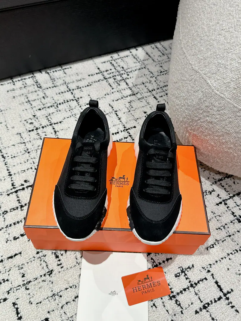 Layout Leather. #Top Version Couple money. Hermes I'm in love with you, Max. 24/ fe new arrival~ Autumn and winter money. Bouncing Couples.👫Sports Leisure shoes. The most comfortable shoes in love with horses., No, I don't.1⃣️, It's a nice, light foot., You don't get tired of shopping.👍 Bullskins.+Wire Nice touch., She's beautiful and she's got a lot of clothes., It's light and comfortable. It's so light. Sports and leisure are the two things. Step on it.💩That's great.！ ✔️Fabulous.:Imported cattle skin+Wire ✔️Uchi.:The imported inlet was for silk and sheep. ✔️Otsumi!:AdoptionIP+TPU(Multi-colour Letters)German technology exposure machine seamlessly combined ✔️Size:#35-46(Women40.41Men45.46Do it.) 🎁Top class. Synchronize full packaging
