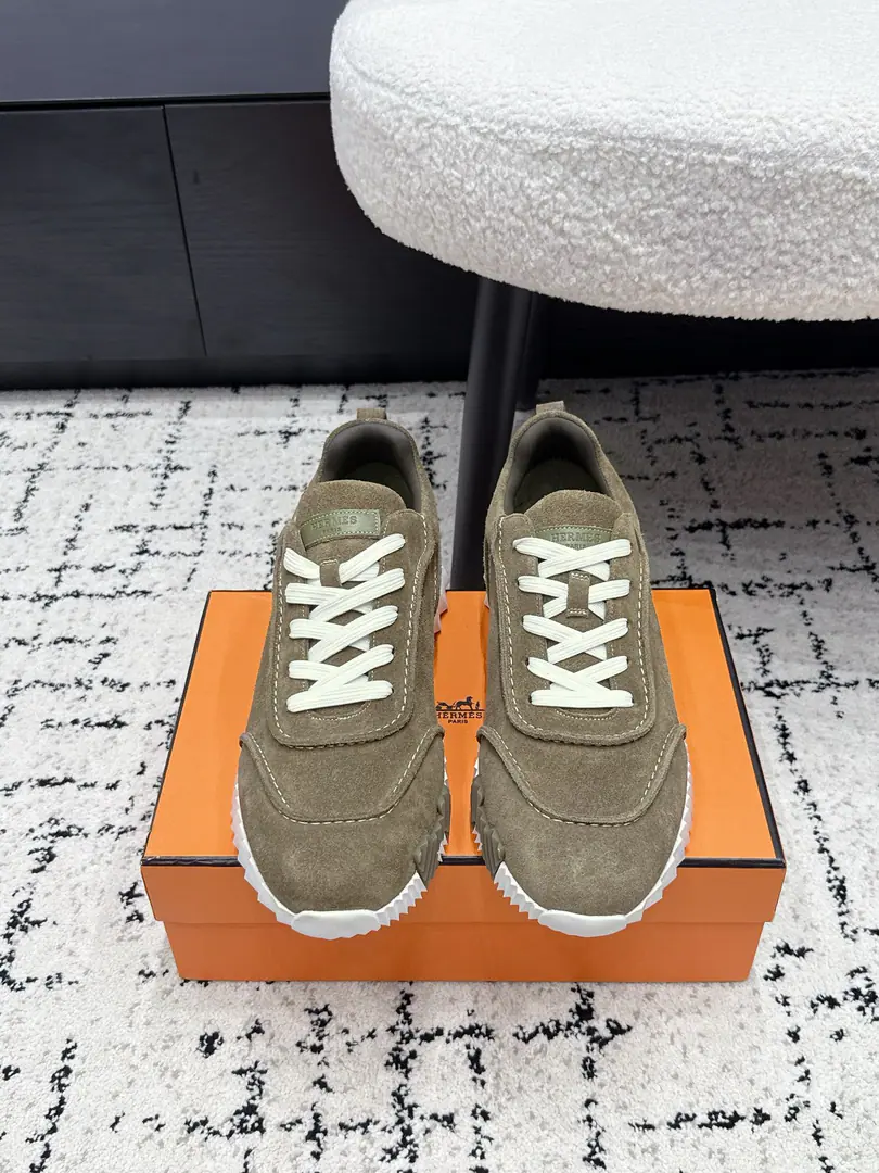 Men+10 HermesI'm in love with you, Max. 26/ New-colour classics. Leisure sports shoes The couple's leisurely tracker's shoes combined with high-tech canvas and skin-skinned goats., Exaggerating on the soles of rubber shoes.“Letter, Italic design and bright colours show dynamism, Re-initiating brand design inspiration. A simple walk around the city., Feel free and comfortable.. ✔️Fabulous.: Special fabric and anti-featur. ✔️Uchi.: Customize air network ✔️Otsumi!: Shade it.TPU+Rubber foam material ✔️Bottom: 3CM ✔️Size: 35-45（Women40 Men45Do it.）