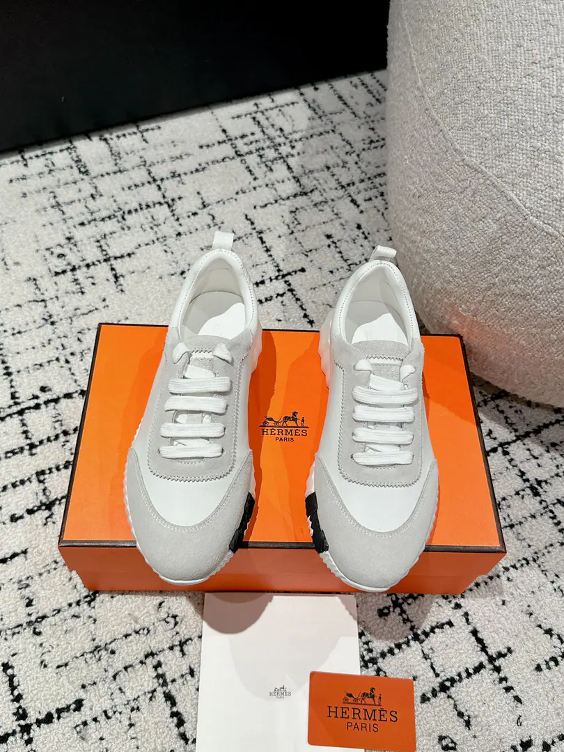 Layout Leather. #Top Version Couple money. Hermes I'm in love with you, Max. 24/ fe new arrival~ Autumn and winter money. Bouncing Couples.👫Sports Leisure shoes. The most comfortable shoes in love with horses., No, I don't.1⃣️, It's a nice, light foot., You don't get tired of shopping.👍 Bullskins.+Wire Nice touch., She's beautiful and she's got a lot of clothes., It's light and comfortable. It's so light. Sports and leisure are the two things. Step on it.💩That's great.！ ✔️Fabulous.:Imported cattle skin+Wire ✔️Uchi.:The imported inlet was for silk and sheep. ✔️Otsumi!:AdoptionIP+TPU(Multi-colour Letters)German technology exposure machine seamlessly combined ✔️Size:#35-46(Women40.41Men45.46Do it.) 🎁Top class. Synchronize full packaging