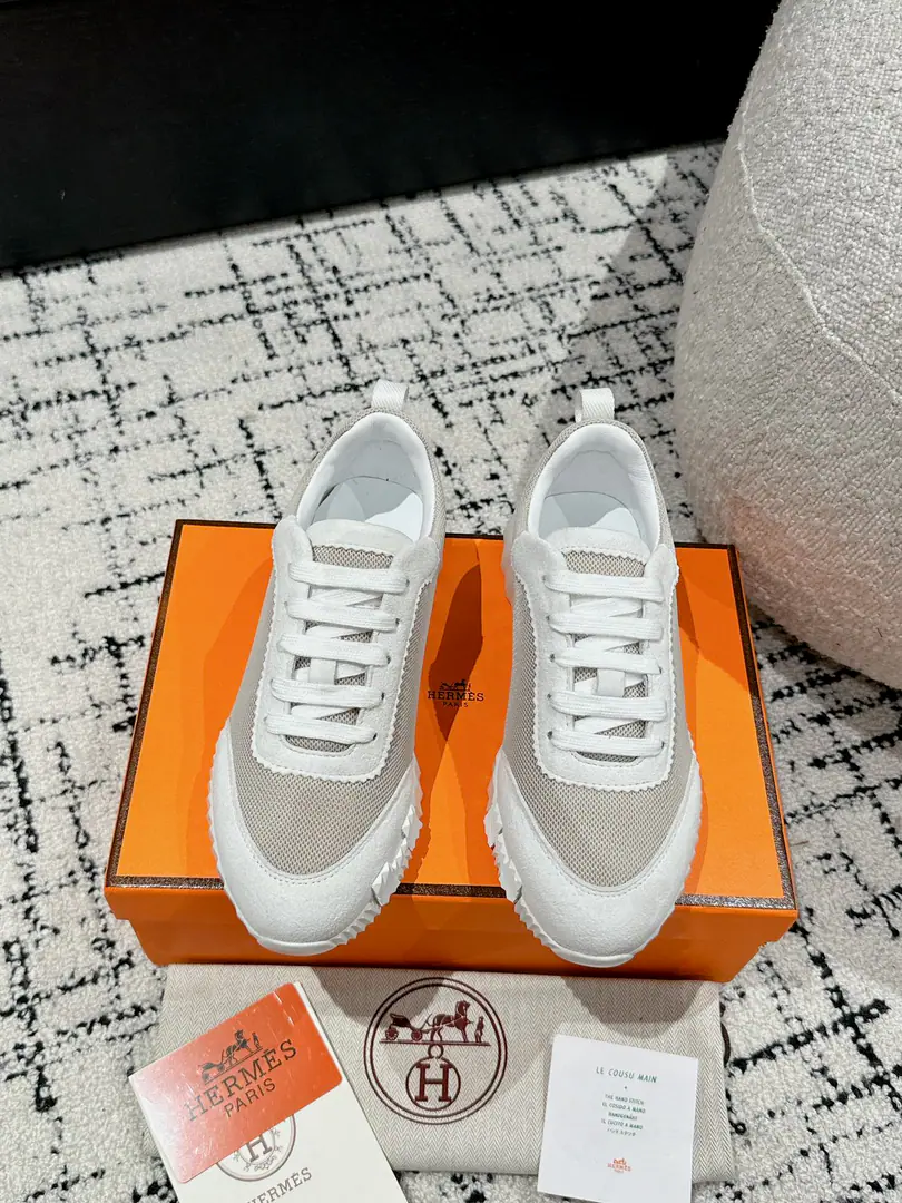 #Top Version Couple money. Hermes I'm in love with you, Max. 24/ fe new arrival~ Autumn and winter money. Bouncing Couples.👫Sports Leisure shoes. The most comfortable shoes in love with horses., No, I don't.1⃣️, It's a nice, light foot., You don't get tired of shopping.👍 Bullskins.+Wire Nice touch., She's beautiful and she's got a lot of clothes., It's light and comfortable. It's so light. Sports and leisure are the two things. Step on it.💩That's great.！ ✔️Fabulous.:Imported cattle skin+Wire ✔️Uchi.:The imported inlet was for silk and sheep. ✔️Otsumi!:AdoptionIP+TPU(Multi-colour Letters)German technology exposure machine seamlessly combined ✔️Size:#35-46(Women40.41Men45.46Do it.) 🎁Top class. Synchronize full packaging