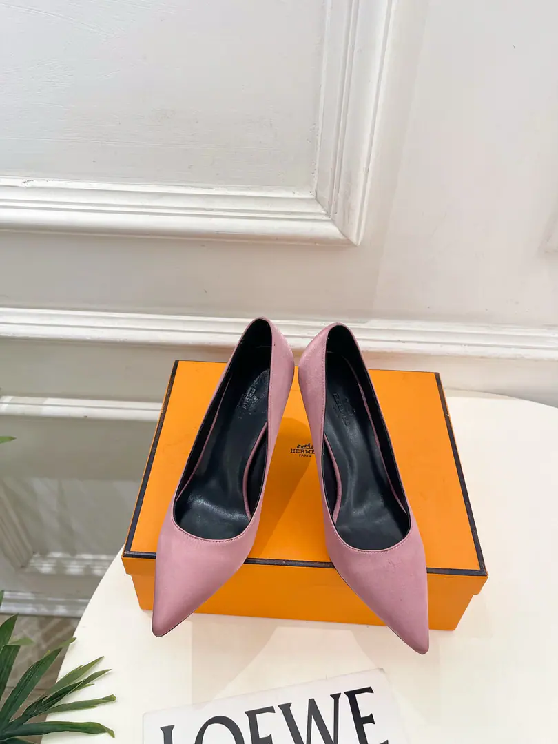 🐎𝐇𝐄𝐑𝐌𝐄* Irmath. 26𝐬𝐬 🌈2026Autumn and winter brand new. New money in the cabinet. MirageMetal chains and pointy heels. Series〰 ◽Shoe.: Original custom silk/The sheep. ◽️ Uchi.: Import mixed sheep skin ◽Otsumi!: The original Italian is a big one. ◽He's tall.: 9.5cm ◽Shoes.: 35-39（40.41I'll make sure I don't change it.） ◽Plant price ◽Numbering: 2608045