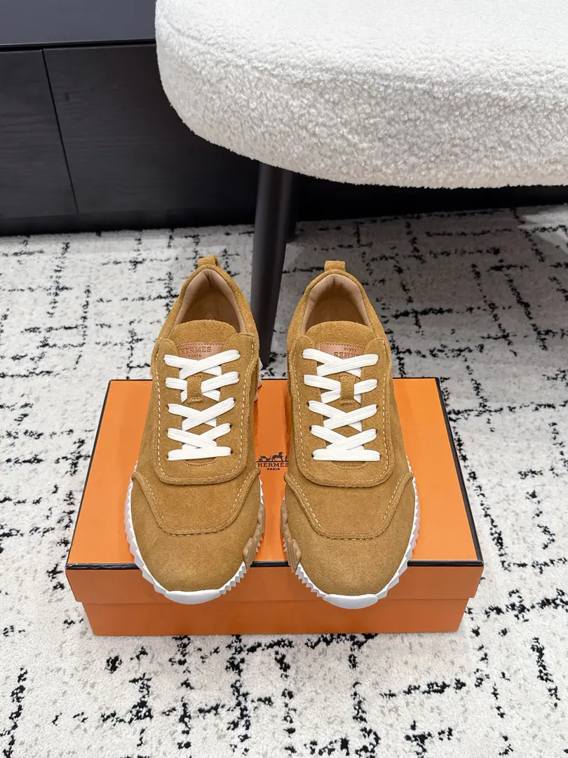 Men+10 HermesI'm in love with you, Max. 26/ New-colour classics. Leisure sports shoes The couple's leisurely tracker's shoes combined with high-tech canvas and skin-skinned goats., Exaggerating on the soles of rubber shoes.“Letter, Italic design and bright colours show dynamism, Re-initiating brand design inspiration. A simple walk around the city., Feel free and comfortable.. ✔️Fabulous.: Special fabric and anti-featur. ✔️Uchi.: Customize air network ✔️Otsumi!: Shade it.TPU+Rubber foam material ✔️Bottom: 3CM ✔️Size: 35-45（Women40 Men45Do it.）