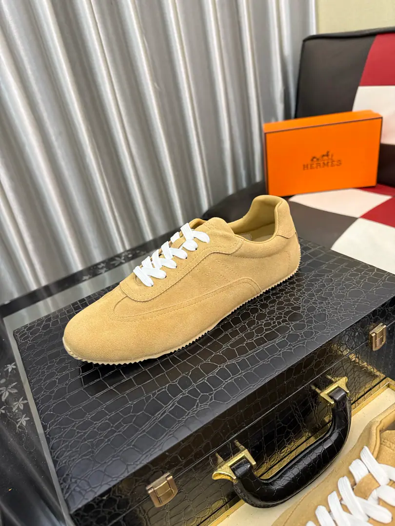 Get out of the factory.⌚️⌚️HERME*A high-end man with a fashion and sports shoe., The craft., Customize imported flying productions, Tiles designed to have a clear line-line sense, The mats inside the cow's skin., Light rubber, large base.. Luxury style, Retro cozy roundheads., I'm not bored with the face., Jane's atmosphere., The upper foot is comfortable and the flu is cold.: 38- ️⃣Colour Optional