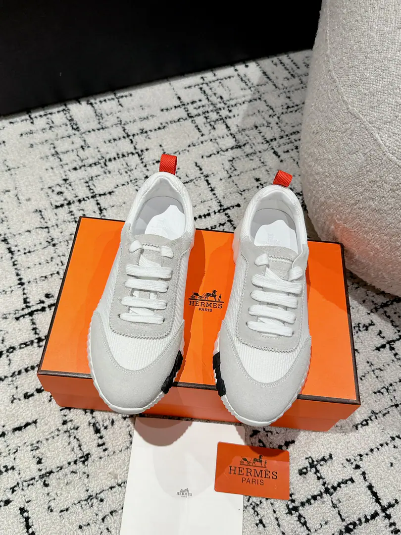 Layout Leather. #Top Version Couple money. Hermes I'm in love with you, Max. 24/ fe new arrival~ Autumn and winter money. Bouncing Couples.👫Sports Leisure shoes. The most comfortable shoes in love with horses., No, I don't.1⃣️, It's a nice, light foot., You don't get tired of shopping.👍 Bullskins.+Wire Nice touch., She's beautiful and she's got a lot of clothes., It's light and comfortable. It's so light. Sports and leisure are the two things. Step on it.💩That's great.！ ✔️Fabulous.:Imported cattle skin+Wire ✔️Uchi.:The imported inlet was for silk and sheep. ✔️Otsumi!:AdoptionIP+TPU(Multi-colour Letters)German technology exposure machine seamlessly combined ✔️Size:#35-46(Women40.41Men45.46Do it.) 🎁Top class. Synchronize full packaging