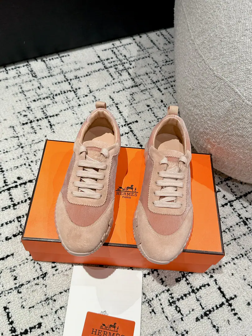 Layout Leather. #Top Version Couple money. Hermes I'm in love with you, Max. 24/ fe new arrival~ Autumn and winter money. Bouncing Couples.👫Sports Leisure shoes. The most comfortable shoes in love with horses., No, I don't.1⃣️, It's a nice, light foot., You don't get tired of shopping.👍 Bullskins.+Wire Nice touch., She's beautiful and she's got a lot of clothes., It's light and comfortable. It's so light. Sports and leisure are the two things. Step on it.💩That's great.！ ✔️Fabulous.:Imported cattle skin+Wire ✔️Uchi.:The imported inlet was for silk and sheep. ✔️Otsumi!:AdoptionIP+TPU(Multi-colour Letters)German technology exposure machine seamlessly combined ✔️Size:#35-46(Women40.41Men45.46Do it.) 🎁Top class. Synchronize full packaging
