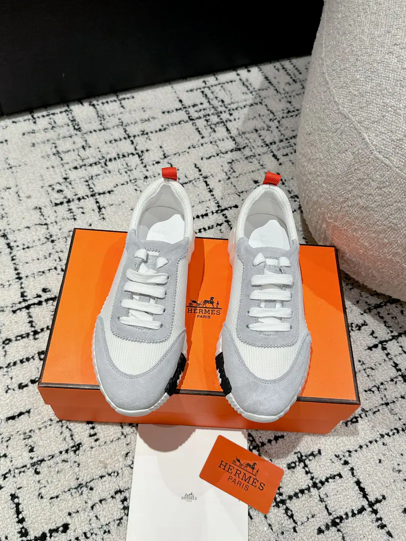 Layout Leather. #Top Version Couple money. Hermes I'm in love with you, Max. 24/ fe new arrival~ Autumn and winter money. Bouncing Couples.👫Sports Leisure shoes. The most comfortable shoes in love with horses., No, I don't.1⃣️, It's a nice, light foot., You don't get tired of shopping.👍 Bullskins.+Wire Nice touch., She's beautiful and she's got a lot of clothes., It's light and comfortable. It's so light. Sports and leisure are the two things. Step on it.💩That's great.！ ✔️Fabulous.:Imported cattle skin+Wire ✔️Uchi.:The imported inlet was for silk and sheep. ✔️Otsumi!:AdoptionIP+TPU(Multi-colour Letters)German technology exposure machine seamlessly combined ✔️Size:#35-46(Women40.41Men45.46Do it.) 🎁Top class. Synchronize full packaging