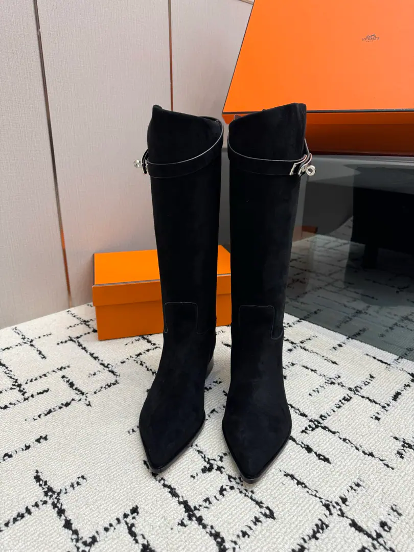 Hemers🧡I'll get what I'm seeing. kellyMetal button boots./Boots Series Autumn and winter money. HERMESThe price of the old boots and boots is close.2WThe high price of the boot is naturally unique in its process and quality, and all the leather is custom-made for import., The inside materials are also custom-made cattle skin.,, You'll have to make provisions for everything in a good fit., And the style is always worn in the boots of knights who never wear out of fashion. Shoe.: Original cow skin Uchi.: Importing cattle and skins Otsumi!: That's a little skin. Codes: 35–39（40.41.42No, no, no, no, no.)