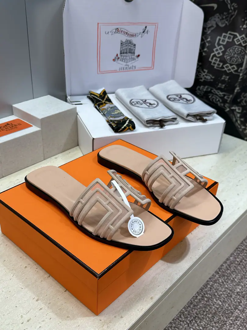 Plant prices（Full plane box.） Scum. Requisition level I'm in love with you, Max. Hermes 2026Spring and summer. OranScrabble the skins of the women's slippers HHome LetterlogoHe's got a nice, big, tight-ass toe slipper. Material: Shoes are imported into sheep, skin.+In the skin of the watered cow.+Italy is a big-ass country. He's tall.:Floor /4.5CM Size: 34-43(34.40.41.42.43Custom without re-offer）
