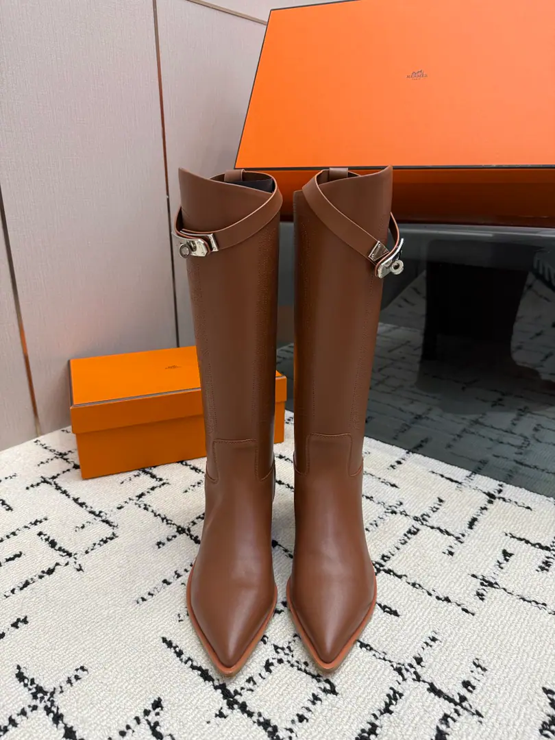 Hit the hole. Top VersionHemers🧡I'll get what I'm seeing. kellyMetal button boots./Boots Series Autumn and winter money. HERMESThe price of the old boots and boots is close.2WThe high price of the boot is naturally unique in its process and quality, and all the leather is custom-made for import., The inside materials are also custom-made cattle skin.,, You'll have to make provisions for everything in a good fit., And the style is always worn in the boots of knights who never wear out of fashion. Shoe.: Original cow skin（Laser） Uchi.: Importing cattle and skins Otsumi!: That's a little skin. Codes: 35–39（40.41.42No, no, no, no, no.)