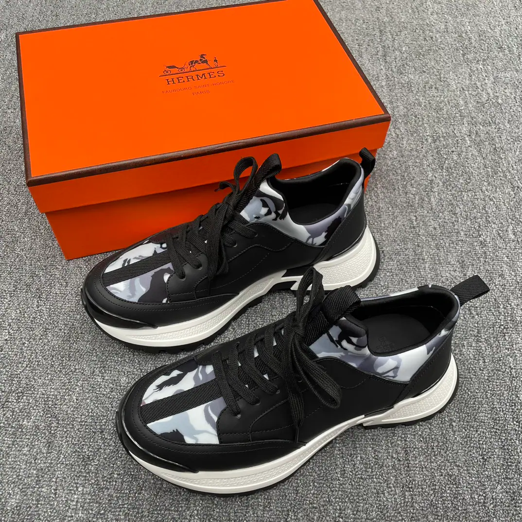 HERMES/I'm in love with you, Max.**Sports man's shoes. The shoe face is a high-tech Jersey fabric and a cow's skin.. Super-sized shoe bottom decorating geometry, It's symbolic.“H”Details, Make outdoor sports style. Black rubber soles. Bottom of white rubber., Black and orange rubber mossed green lambs are lined with black high-tech canvass inside the tweeds.！ Size: 39-40-41-42-43-44（38.45Make a reservation.）