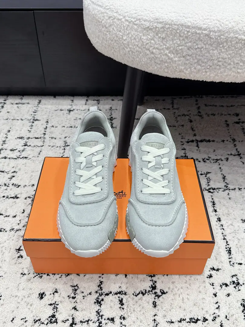 Men+10 HermesI'm in love with you, Max. 26/ New-colour classics. Leisure sports shoes The couple's leisurely tracker's shoes combined with high-tech canvas and skin-skinned goats., Exaggerating on the soles of rubber shoes.“Letter, Italic design and bright colours show dynamism, Re-initiating brand design inspiration. A simple walk around the city., Feel free and comfortable.. ✔️Fabulous.: Special fabric and anti-featur. ✔️Uchi.: Customize air network ✔️Otsumi!: Shade it.TPU+Rubber foam material ✔️Bottom: 3CM ✔️Size: 35-45（Women40 Men45Do it.）