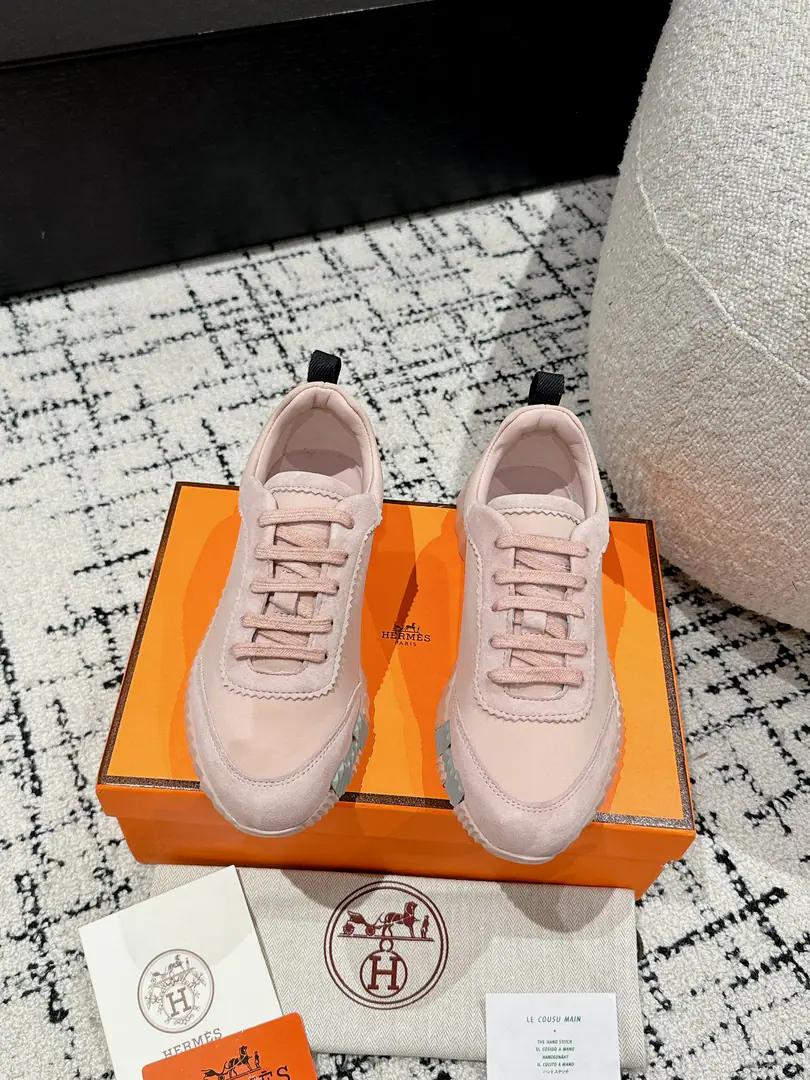 #Top Version Couple money. Hermes I'm in love with you, Max. 24/ fe new arrival~ Autumn and winter money. Bouncing Couples.👫Sports Leisure shoes. The most comfortable shoes in love with horses., No, I don't.1⃣️, It's a nice, light foot., You don't get tired of shopping.👍 Bullskins.+Wire Nice touch., She's beautiful and she's got a lot of clothes., It's light and comfortable. It's so light. Sports and leisure are the two things. Step on it.💩That's great.！ ✔️Fabulous.:Imported cattle skin+Wire ✔️Uchi.:The imported inlet was for silk and sheep. ✔️Otsumi!:AdoptionIP+TPU(Multi-colour Letters)German technology exposure machine seamlessly combined ✔️Size:#35-46(Women40.41Men45.46Do it.) 🎁Top class. Synchronize full packaging